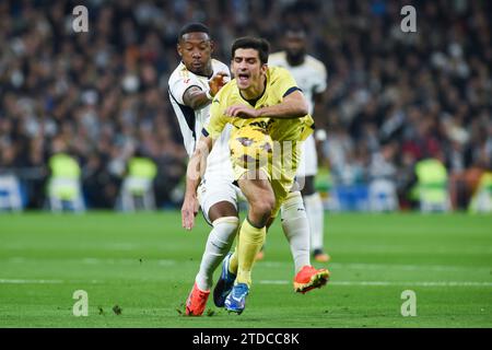 Madrid, Espagne. 17 décembre 2023. David Alaba (arrière) du Real Madrid défie Gerard Moreno de Villareal lors du match de football de la Liga entre le Real Madrid et Villareal CF à Madrid, Espagne, le 17 décembre 2023. Crédit : Gustavo Valiente/Xinhua/Alamy Live News Banque D'Images