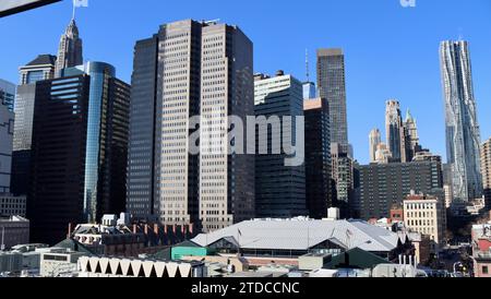 Le toit du bâtiment du marché Fulton avec la tour de Frank Gehry en bas de Manhattan à New York Banque D'Images