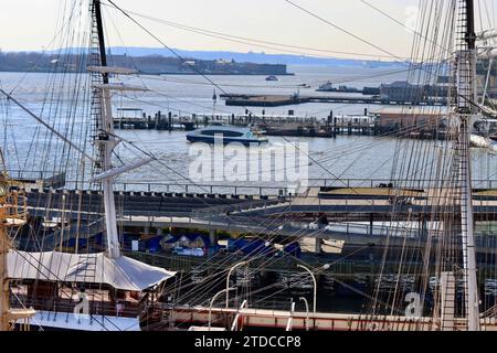 Port de New York vu depuis le quai 17 avec les mâts des anciens navires du musée au premier plan. Lower Manhattan New York Banque D'Images