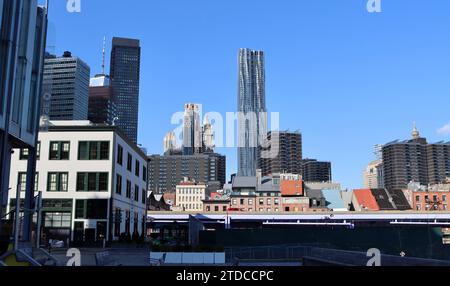 Le bâtiment Tin, les tours Southbridge et la rue Spruce 8 de Frank Gehry vue au-dessus de FDR Drive dans le Lower Manhattan, New York Banque D'Images