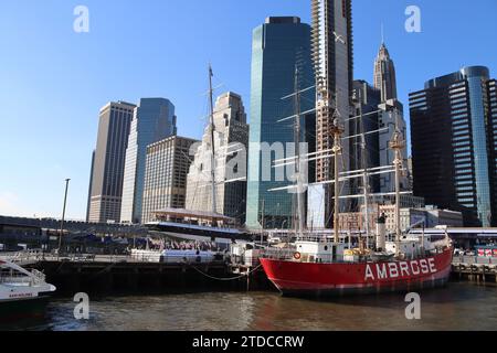 Bateaux du musée Ambrose et Wavertree au quai 16 de South Street Seaport avec les gratte-ciel de Manhattan en arrière-plan, New York Banque D'Images