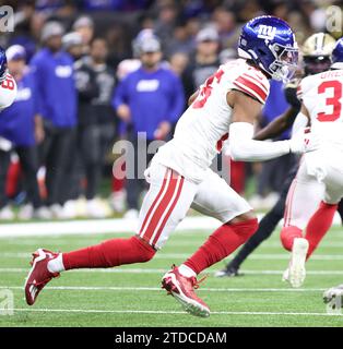 La Nouvelle-Orléans, États-Unis. 17 décembre 2023. Isaiah Hodgins (18), le grand receveur des Giants de New York, tente de gagner quelques yards après la capture lors d'un match de la National football League au Caesars Superdome à la Nouvelle-Orléans, en Louisiane, le dimanche 17 décembre 2023. (Photo de Peter G. Forest/Sipa USA) crédit : SIPA USA/Alamy Live News Banque D'Images