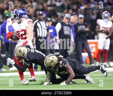 La Nouvelle-Orléans, États-Unis. 17 décembre 2023. Le cornerback des Saints de la Nouvelle-Orléans Alontae Taylor (1) affronte le tight end des Giants de New York Daniel Bellinger (82) lors d'un match de la National football League au Caesars Superdome à la Nouvelle-Orléans, Louisiane, le dimanche 17 décembre 2023. (Photo de Peter G. Forest/Sipa USA) crédit : SIPA USA/Alamy Live News Banque D'Images