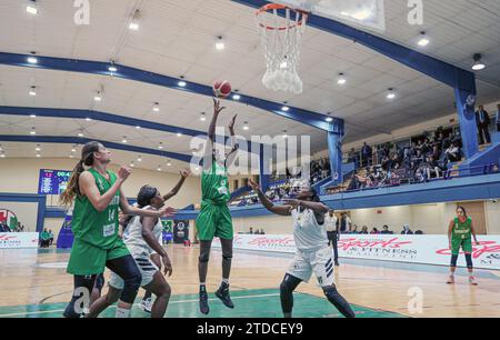 Alexandrie, Égypte. 17 décembre 2023. Fatou Babou Diagne (Top) de Sporting Shoots lors du match de quart de finale de la FIBA Africa Women's Basketball League 2023 entre le Sporting d'Egypte et l'overdose Up Station du Cameroun à Alexandrie, Egypte, le 17 décembre 2023. Crédit : Ahmed Gomaa/Xinhua/Alamy Live News Banque D'Images