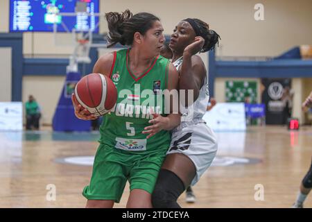 Alexandrie, Égypte. 17 décembre 2023. Nouralla Abdelalim (L) du Sporting participe au match de quart de finale de la FIBA Africa Women's Basketball League 2023 entre le Sporting d'Égypte et l'overdose Up Station du Cameroun à Alexandrie, Égypte, le 17 décembre 2023. Crédit : Ahmed Gomaa/Xinhua/Alamy Live News Banque D'Images