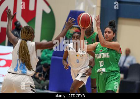 Alexandrie, Égypte. 17 décembre 2023. Norhan Ahmed (R) du Sporting participe au match de quart de finale de la FIBA Africa Women's Basketball League 2023 entre le Sporting d'Égypte et l'overdose Up Station du Cameroun à Alexandrie, Égypte, le 17 décembre 2023. Crédit : Ahmed Gomaa/Xinhua/Alamy Live News Banque D'Images