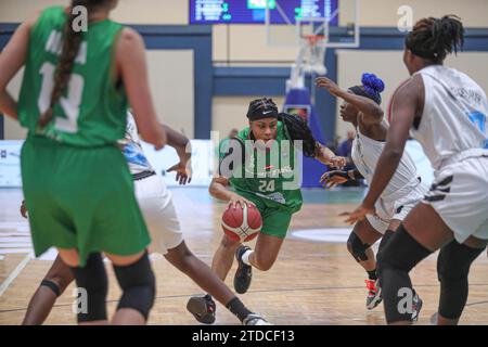 Alexandrie, Égypte. 17 décembre 2023. Cierra Janay Dillard (C) de Sporting dribbles lors du match de quart de finale de la FIBA Africa Women's Basketball League 2023 entre le Sporting d'Égypte et l'overdose Up Station du Cameroun à Alexandrie, Égypte, le 17 décembre 2023. Crédit : Ahmed Gomaa/Xinhua/Alamy Live News Banque D'Images