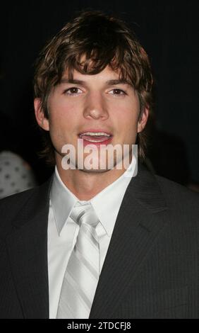 Ashton Kutcher assiste à la première de 'A Lot Like Love' au Clearview Chelsea West Cinema à New York le 18 avril 2005. Crédit photo : Henry McGee/MediaPunch Banque D'Images