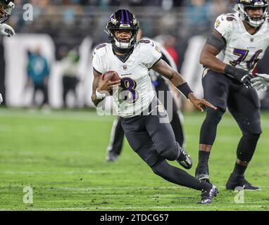 Jacksonville, Floride, États-Unis. 17 décembre 2023. Lamar Jackson (8) de Baltimore se bat pour le yardage lors du match de football NFL entre les Jaguars de Jacksonville et les Ravens de Baltimore au stade Everbank de Jacksonville, en Floride. Kyle Okita/CSM/Alamy Live News Banque D'Images