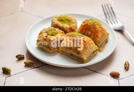 Assortiment de dessert turc baklava sur une table Banque D'Images