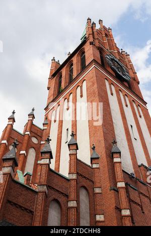 Extérieur de l'église de la Sainte famille, Kaliningrad. Photo verticale Banque D'Images