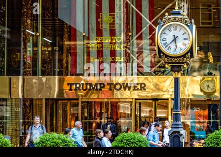 New York, États-Unis ; 31 mai 2023 : la célèbre horloge en or de Trump, devant la façade en or et l'entrée de la Trump Tower sur la Cinquième Avenue dans la grosse Pomme. Banque D'Images
