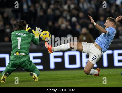 Rome, Italie. 17 décembre 2023. Yann Sommer du FC Inter défie Ciro immobile (R) du Lazio lors du match de football Serie A entre le Lazio et le FC Inter à Rome, Italie, le 17 décembre 2023. Crédit : Alberto Lingria/Xinhua/Alamy Live News Banque D'Images