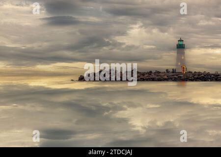 Stormy Sunset over Breakwater Lighthouse (Walton), Santa Cruz, Californie, États-Unis. Banque D'Images