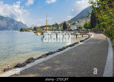 Bateaux et promenade Malcesine sur les rives du lac de Garde en Italie Banque D'Images