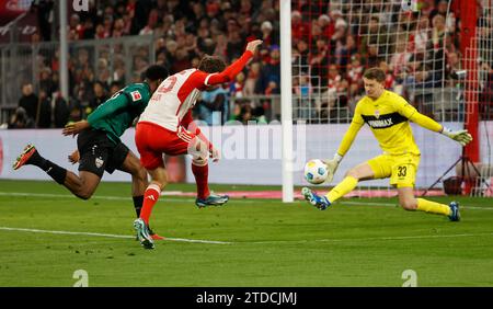 Munich, Allemagne. 17 décembre 2023. Thomas Mueller (2e L) du Bayern Munich tire lors du match de football allemand de première division Bundesliga entre le Bayern Munich et le VfB Stuttgart à Munich, Allemagne, le 17 décembre 2023. Crédit : Philippe Ruiz/Xinhua/Alamy Live News Banque D'Images