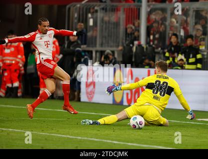 Munich, Allemagne. 17 décembre 2023. Leroy Sane (G) du Bayern Munich tire lors du match de football allemand de première division Bundesliga entre le Bayern Munich et le VfB Stuttgart à Munich, en Allemagne, le 17 décembre 2023. Crédit : Philippe Ruiz/Xinhua/Alamy Live News Banque D'Images