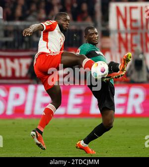 Munich, Allemagne. 17 décembre 2023. Dayot Upamecano (L) du Bayern Munich affronte Serhou Guirassy de Stuttgart lors du match de football allemand de première division Bundesliga entre le Bayern Munich et le VfB Stuttgart à Munich, Allemagne, le 17 décembre 2023. Crédit : Philippe Ruiz/Xinhua/Alamy Live News Banque D'Images