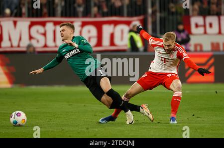 Munich, Allemagne. 17 décembre 2023. Konrad Laimer (à droite) du Bayern Munich rivalise avec Maximilian Mittelstaedt de Stuttgart lors du match de Bundesliga de première division allemande entre le Bayern Munich et le VfB Stuttgart à Munich, en Allemagne, le 17 décembre 2023. Crédit : Philippe Ruiz/Xinhua/Alamy Live News Banque D'Images