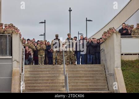 Le président ukrainien Volodymyr Zelensky lors de son arrivée au commandement de l'armée américaine en Europe à Wiesbaden lors d'une visite surprise en Allemagne le président ukrainien Volodymyr Zelensky lors de son arrivée au commandement de l'armée américaine en Europe à Wiesbaden lors d'une visite surprise en Allemagne, le 14 décembre 2023. Alors que Kiev essaie d'assurer un soutien occidental continu au pays en proie à la bataille. Photo DU PRÉSIDENT DE L'UKRAINE apaimages Wiesbaden Wiesbaden Allemagne 141223 Germany UPO 001.jpeg Copyright : xapaïmagesxPRESIDENTxOFxUKRAINEXOFFICExapaimagesx Banque D'Images