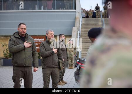 Le président ukrainien Volodymyr Zelensky lors de son arrivée au commandement de l'armée américaine en Europe à Wiesbaden lors d'une visite surprise en Allemagne le président ukrainien Volodymyr Zelensky lors de son arrivée au commandement de l'armée américaine en Europe à Wiesbaden lors d'une visite surprise en Allemagne, le 14 décembre 2023. Alors que Kiev essaie d'assurer un soutien occidental continu au pays en proie à la bataille. Photo DU PRÉSIDENT DE L'UKRAINE apaimages Wiesbaden Wiesbaden Allemagne 141223 Germany UPO 0010.jpeg Copyright : xapaïmagesxPRESIDENTxOFxUKRAINEXOFFICExapaimagesx Banque D'Images