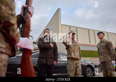 Le président ukrainien Volodymyr Zelensky lors de son arrivée au commandement de l'armée américaine en Europe à Wiesbaden lors d'une visite surprise en Allemagne le président ukrainien Volodymyr Zelensky lors de son arrivée au commandement de l'armée américaine en Europe à Wiesbaden lors d'une visite surprise en Allemagne, le 14 décembre 2023. Alors que Kiev essaie d'assurer un soutien occidental continu au pays en proie à la bataille. Photo DU PRÉSIDENT DE L'UKRAINE apaimages Wiesbaden Wiesbaden Allemagne 141223 Germany UPO 008.jpeg Copyright : xapaïmagesxPRESIDENTxOFxUKRAINEXOFFICExapaimagesx Banque D'Images