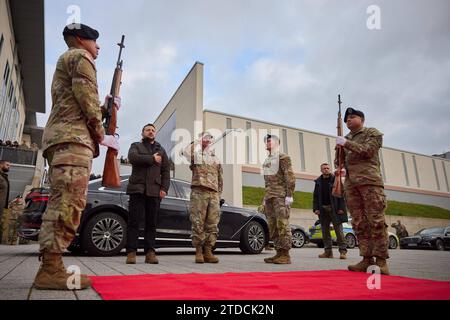 Le président ukrainien Volodymyr Zelensky lors de son arrivée au commandement de l'armée américaine en Europe à Wiesbaden lors d'une visite surprise en Allemagne le président ukrainien Volodymyr Zelensky lors de son arrivée au commandement de l'armée américaine en Europe à Wiesbaden lors d'une visite surprise en Allemagne, le 14 décembre 2023. Alors que Kiev essaie d'assurer un soutien occidental continu au pays en proie à la bataille. Photo DU PRÉSIDENT DE L'UKRAINE apaimages Wiesbaden Wiesbaden Allemagne 141223 Germany UPO 0017.jpeg Copyright : xapaïmagesxPRESIDENTxOFxUKRAINEXOFFICExapaimagesx Banque D'Images