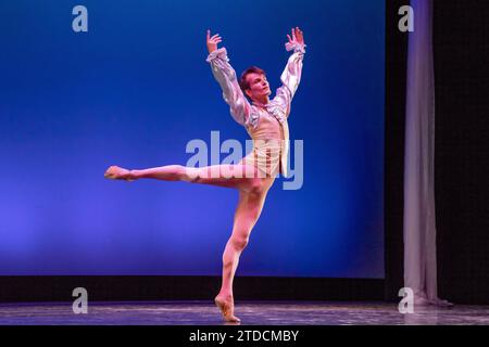 Danseuse en position arabesque Banque D'Images