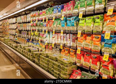 Salades emballées dans un supermaket à San Diego, en Californie Banque D'Images