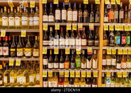 Bouteilles de vin sur étagère au supermarché Banque D'Images