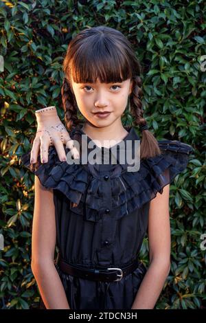 Une fille portant un costume du mercredi pour Halloween Banque D'Images