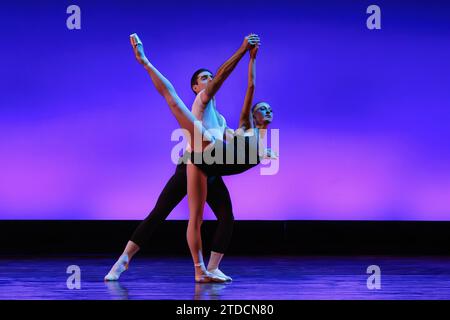 Un jeune couple de danseurs, San Diego, Californie Banque D'Images