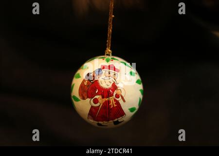 Srinagar Cachemire, Inde. 16 décembre 2023. Une boule de Noël est vue à l'atelier avant les célébrations de Noël à Srinagar. Les artisans disent que les articles de Noël sont faits de papier-mache et sont envoyés sur les marchés locaux et également exportés aux États-Unis, Italie, Allemagne, France, Canada, Australie et de nombreuses autres parties du monde. Le 16 décembre 2023, Srinagar Cachemire, Inde. (Image de crédit : © Firdous Nazir/eyepix via ZUMA Press Wire) USAGE ÉDITORIAL SEULEMENT! Non destiné à UN USAGE commercial ! Banque D'Images