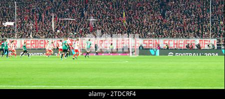 Munich, Allemagne. 17 décembre 2023. Fan choreo contre les investisseurs dans la DFL dans le match FC BAYERN MUENCHEN - VFB STUTTGART le 17 décembre 2023 à Munich, Allemagne. Saison 2023/2024, 1.Bundesliga, FCB, München, match 15, 15.Spieltag © Peter Schatz / Alamy Live News - LA RÉGLEMENTATION DFL INTERDIT TOUTE UTILISATION DE PHOTOGRAPHIES comme SÉQUENCES D'IMAGES et/ou QUASI-VIDÉO - Banque D'Images