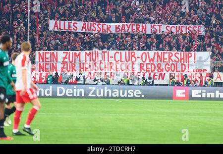Munich, Allemagne. 17 décembre 2023. Fan choreo contre les investisseurs dans la DFL dans le match FC BAYERN MUENCHEN - VFB STUTTGART le 17 décembre 2023 à Munich, Allemagne. Saison 2023/2024, 1.Bundesliga, FCB, München, match 15, 15.Spieltag © Peter Schatz / Alamy Live News - LA RÉGLEMENTATION DFL INTERDIT TOUTE UTILISATION DE PHOTOGRAPHIES comme SÉQUENCES D'IMAGES et/ou QUASI-VIDÉO - Banque D'Images