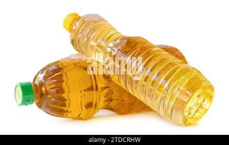 Deux bouteilles d'huile végétale de cuisson jaune en pile sont isolées sur fond blanc avec chemin de détourage. Banque D'Images