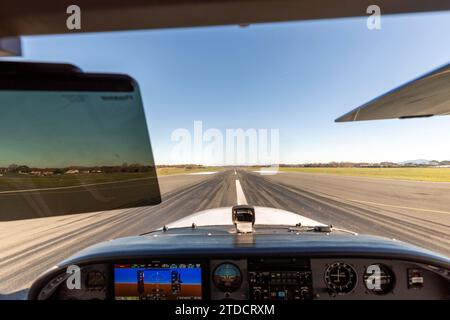 Cessna 172S au décollage de l'aéroport de Biarritz Banque D'Images