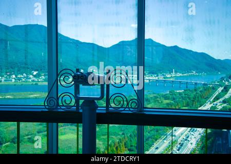 Hanam City, Corée du Sud - 1 octobre 2023 : depuis le pont d'observation de la Hanam Union Tower, les jumelles montées offrent une vue améliorée sur le fleuve Han et Pald Banque D'Images