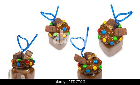 Milkshake au chocolat avec crème fouettée, biscuits, gaufres, servi dans un pot de maçon en verre. Un doux cocktail « fou ou fou ». Isolé. Espace pour le texte ou la conception. Banque D'Images