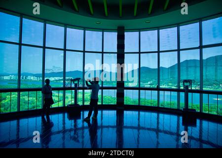 Hanam City, Corée du Sud - 1 octobre 2023 : à l'intérieur du pont supérieur de la Hanam Union Tower, les visiteurs sont captivés par la vue imprenable sur la rivière et la rive Banque D'Images