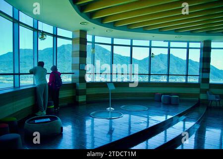 Hanam City, Corée du Sud - 1 octobre 2023 : à l'intérieur de la terrasse panoramique de Hanam Union Tower, deux personnes admirent la vue panoramique sur la montagne Yebongsan Th Banque D'Images