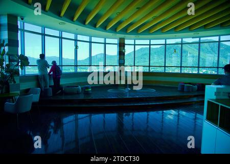 Hanam City, Corée du Sud - 1 octobre 2023 : les visiteurs regardent par les fenêtres enveloppantes de la terrasse panoramique de la Hanam Union Tower, avec la montagne Yebongsan Banque D'Images