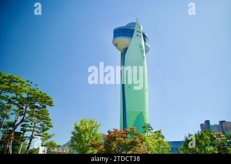 Hanam City, Corée du Sud - 1 octobre 2023 : une vue d'ensemble de la Hanam Union Tower, capturée d'en bas, mettant en évidence son impressionnante hauteur Banque D'Images