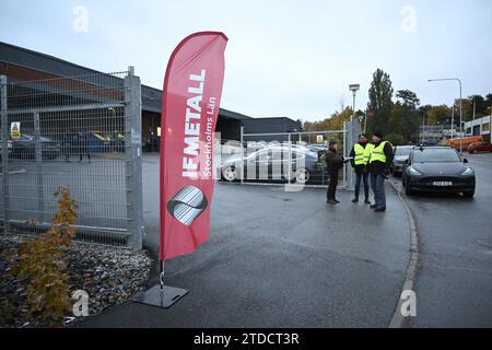 Stockholm, Suède. 27 octobre 2023. Gardes de piquet devant le centre de service Tesla à Segeltorp, Suède, le 27 octobre 2023. Le syndicat suédois IF Metall se bat contre le constructeur automobile américain pour une convention collective pour ses membres.photo : Jessica Gow/TT/Code 10070 crédit : TT News Agency/Alamy Live News Banque D'Images