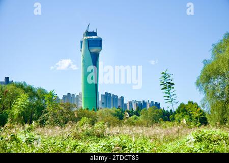 Hanam City, Corée du Sud - 1 octobre 2023 : Hanam Union Tower se dresse haut au milieu du paysage urbain, visible d'un point de vue parmi les arbres luxuriants et les grands g Banque D'Images