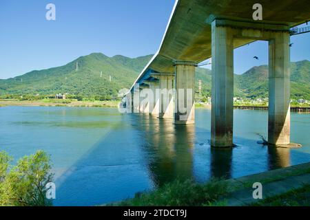 Hanam City, Corée du Sud - 1 octobre 2023 : regardant vers le bas du pont Paldang, ses piliers en béton se dressent contre la montagne Yebongsan et A. Banque D'Images