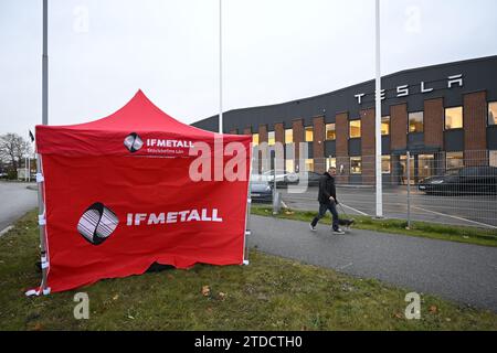 Stockholm, Suède. 27 octobre 2023. Gardes de piquet devant le centre de service Tesla à Segeltorp, Suède, le 27 octobre 2023. Le syndicat suédois IF Metall se bat contre le constructeur automobile américain pour une convention collective pour ses membres.photo : Jessica Gow/TT/Code 10070 crédit : TT News Agency/Alamy Live News Banque D'Images