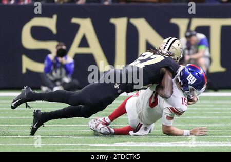 La Nouvelle-Orléans, États-Unis. 17 décembre 2023. Le cornerback Isaac Yiadom (27) des Saints de la Nouvelle-Orléans a frappé le quarterback des Giants de New York Tommy DeVito (15) lors d'un match de la National football League au Caesars Superdome à la Nouvelle-Orléans, Louisiane, le dimanche 17 décembre 2023. (Photo de Peter G. Forest/Sipa USA) crédit : SIPA USA/Alamy Live News Banque D'Images