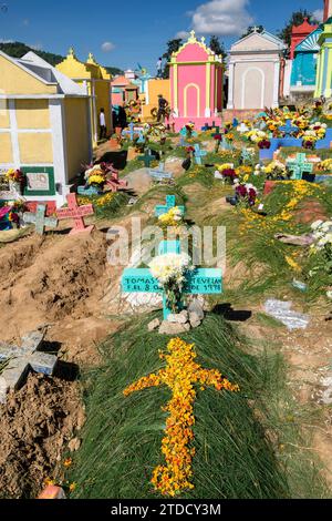 tumbas de colores, celeracion del dia de muertos en el Cementerio général, Santo Tomás Chichicasticenango, República de Guatemala, América Central Banque D'Images