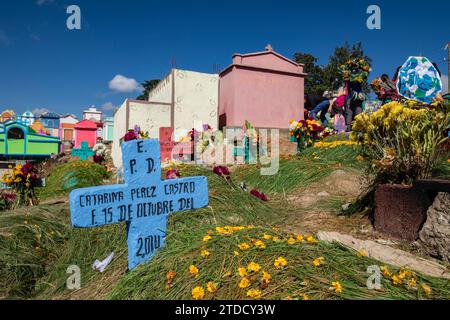 tumbas de colores, celeracion del dia de muertos en el Cementerio général, Santo Tomás Chichicasticenango, República de Guatemala, América Central Banque D'Images